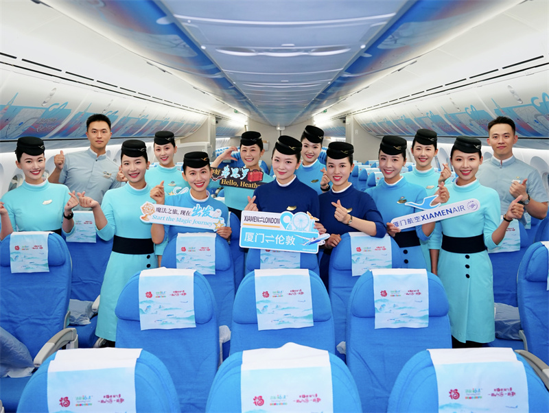 执飞首航任务的机组空乘人员。厦门航空公司供图