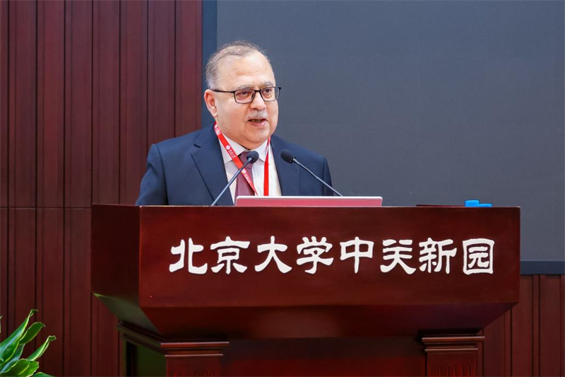 巴基斯坦前外交秘书、前驻华大使萨尔曼·巴希尔作主旨发言。北京大学外国语学院供图
