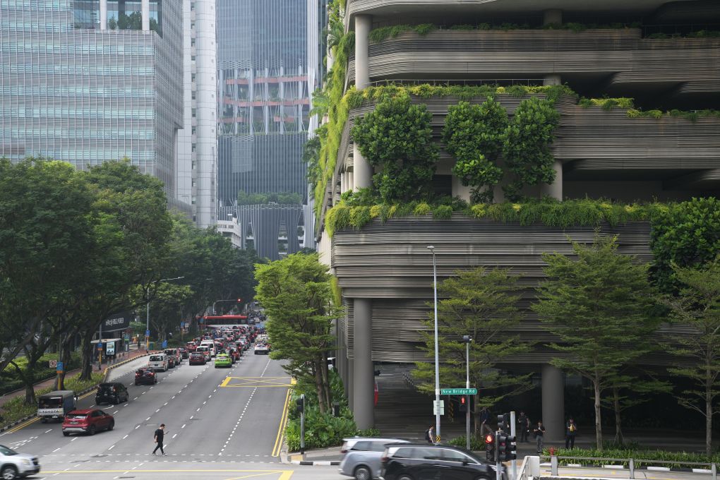 9月2日,在新加坡市中心,一些建筑的外墙和多个楼层空间种植着大量植物。新华社发(邓智炜摄)