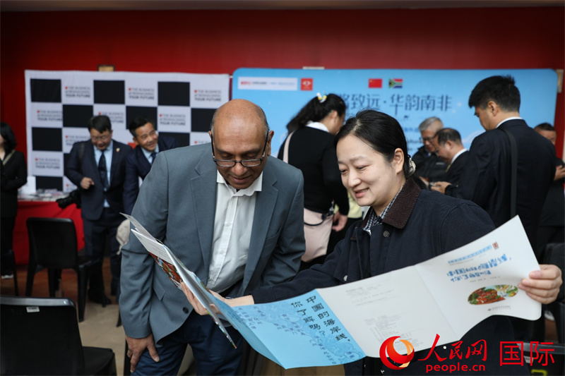 图为活动现场,中方工作人员向与会嘉宾展示中国主题图书。人民网记者 戴楷然摄
