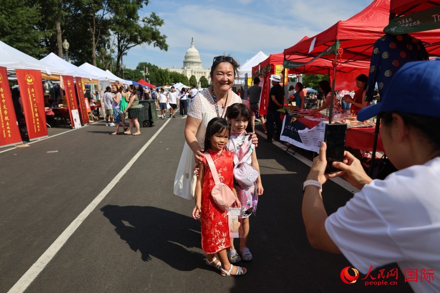 图为当地民众在活动现场拍照留念。 人民网记者 李志伟摄