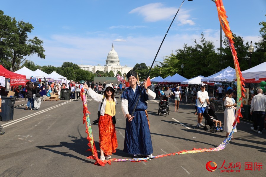 图为身穿汉服参加文化节活动的青年。人民网记者  李志伟摄