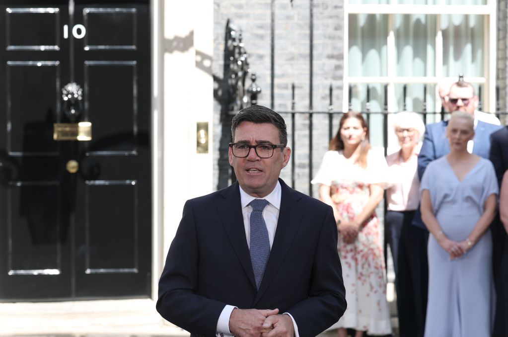 2026年7月20日,伯纳姆在英国伦敦唐宁街10号首相府前发表讲话。新华社记者李颖摄