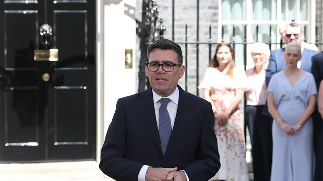 特朗普访问爱尔兰 英国内外承压