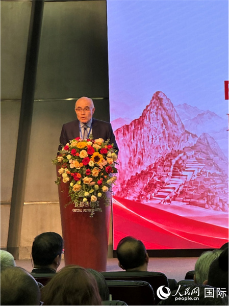 秘鲁驻华大使卡洛斯·巴斯克斯在庆祝中秘建交55周年文化交流研讨会上致辞。人民网记者 周雨摄
