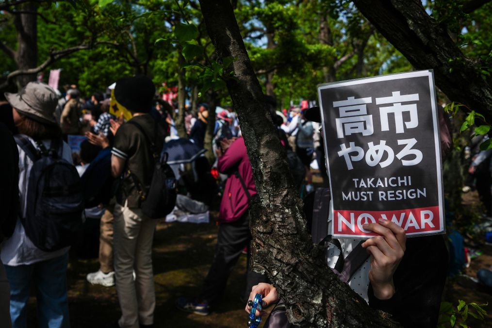 4月19日,人们在位于日本东京的国会议事堂周围参加抗议活动,呼吁守护和平宪法。新华社记者贾浩成摄