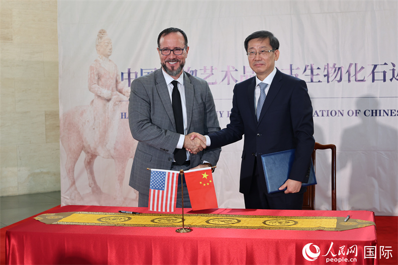 1、中国文化和旅游部副部长、国家文物局局长饶权代表中方与美方签署返还接收确认书。 人民网记者 李志伟摄