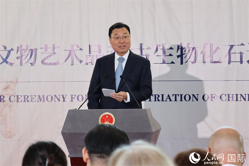2、中国驻美国大使谢锋在中国文物艺术品和古生物化石返还交接仪式上致辞。 人民网记者 李志伟摄