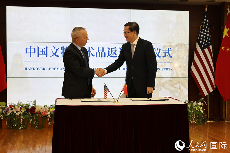 5、在纽约,饶权代表中方与美方签署返还接收确认书。 人民网记者 李志伟摄