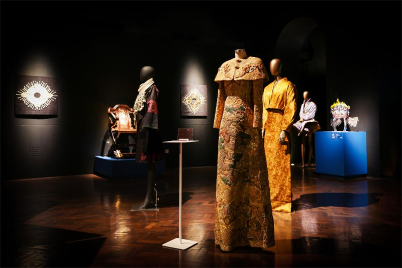 作品《明黄珠绣十二章祥瑞万字纹吉服》。阳光媒体集团供图