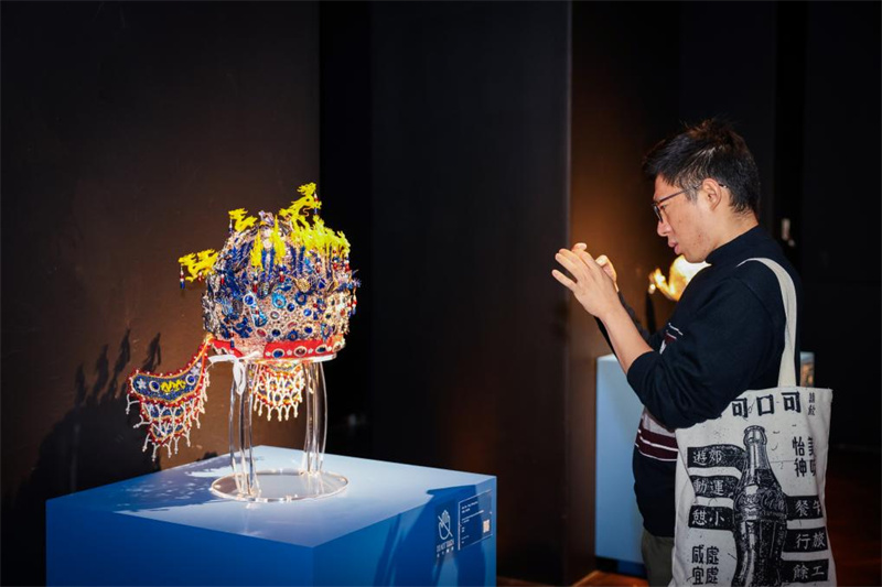作品《十二龙九凤冠》。阳光媒体集团供图