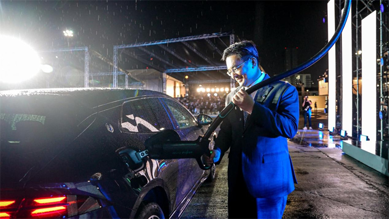 比亚迪汽车(泰国)有限公司总经理柯育滨现场进行FLASH Charging技术演示。主办方供图