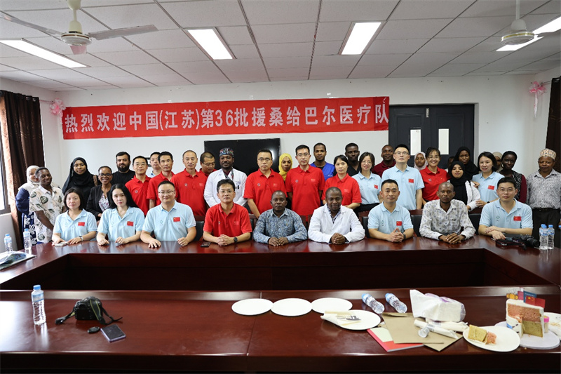奔巴岛卫生系统官员与新老医疗队队员合影。中国援桑医疗队供图