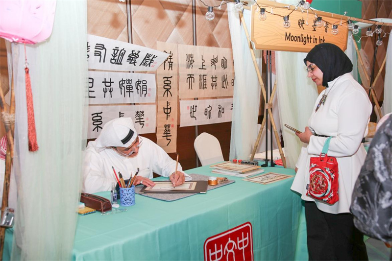 当地民众体验中国书法。主办方供图
