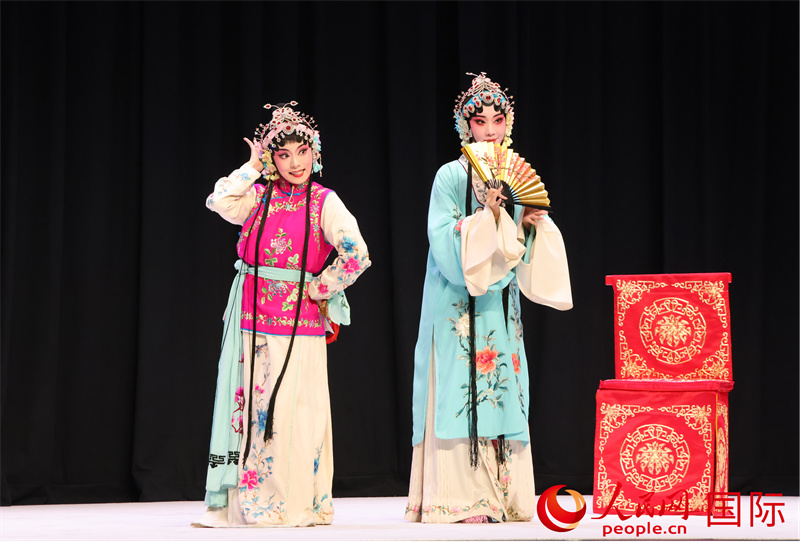 中国国家京剧院演员表演经典剧目。人民网记者 王旭琛摄