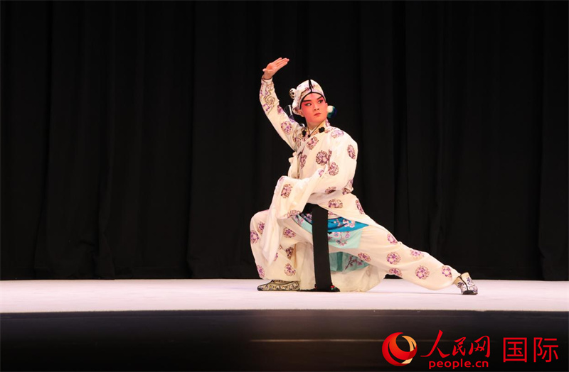 中国国家京剧院演员表演经典剧目。人民网记者 王旭琛摄