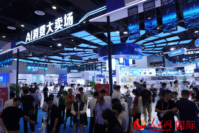 9月20日，人们打卡参观中国—东盟博览会“AI大卖场”。人民网 喻亮摄