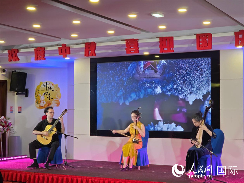 2026年中国留法学子中秋国庆联谊会现场，中法青年联袂演奏《如愿》。人民网记者 尚凯元摄