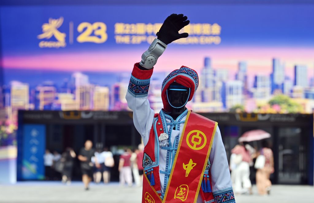 9月21日，一台机器人在广西南宁国际会展中心展馆外向人们招手。 新华社记者 陆波岸 摄