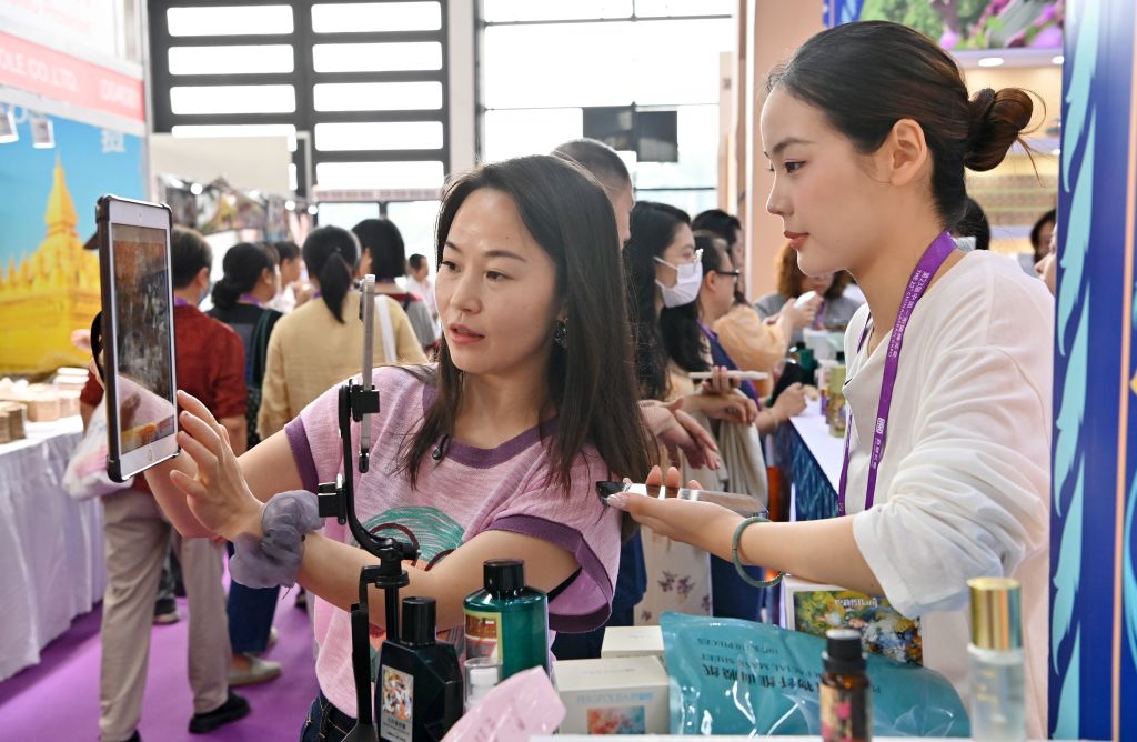 9月21日,参展商在广西南宁国际会展中心直播推介商品。 新华社记者 陆波岸 摄