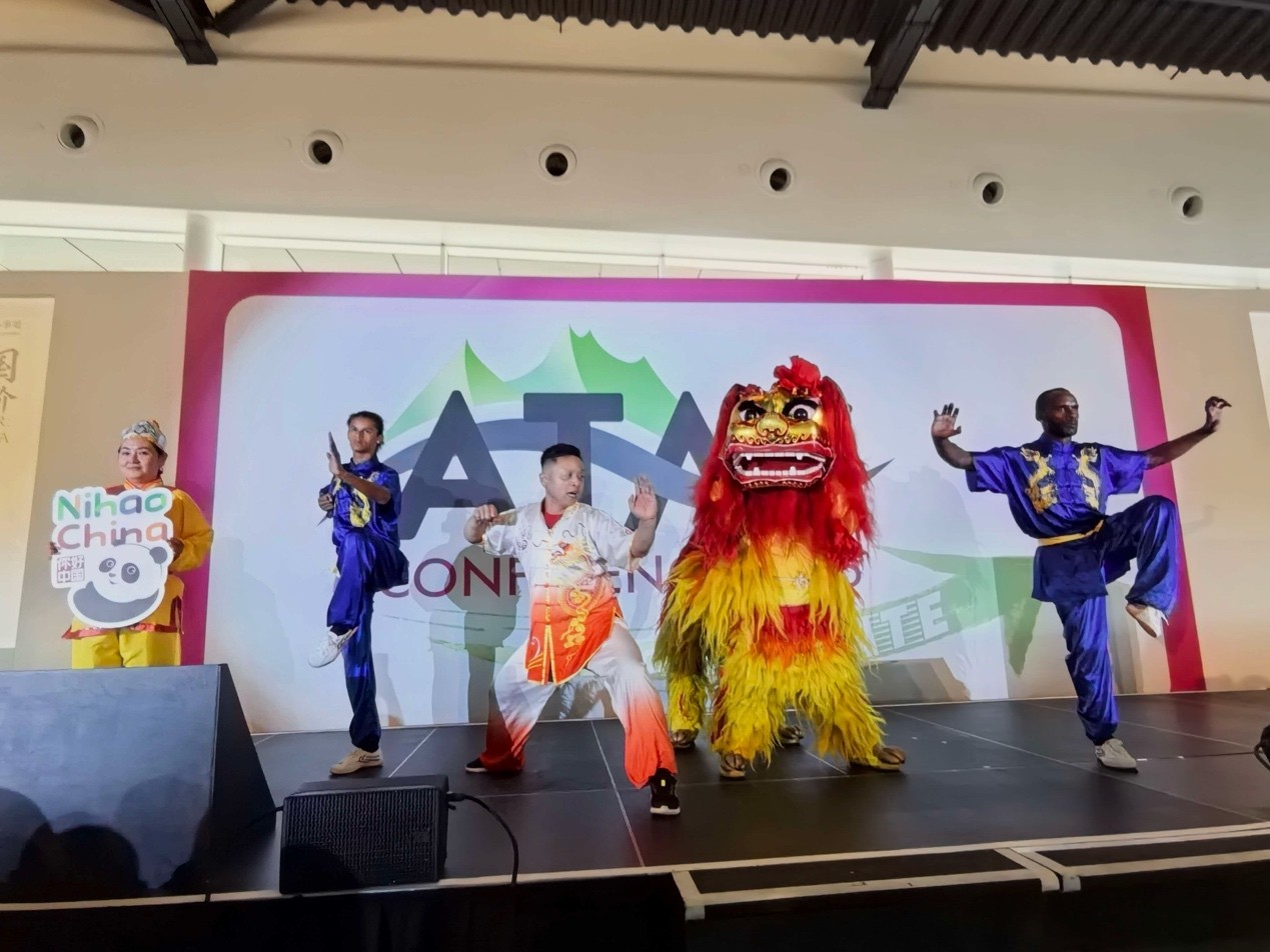 2026英国旅游供应商协会年会现场,热闹的舞龙舞狮表演精彩上演。主办方供图