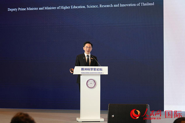 泰国副总理兼高等教育科研与创新部部长育差南·翁沙瓦做主旨报告。人民网记者 简承渊摄