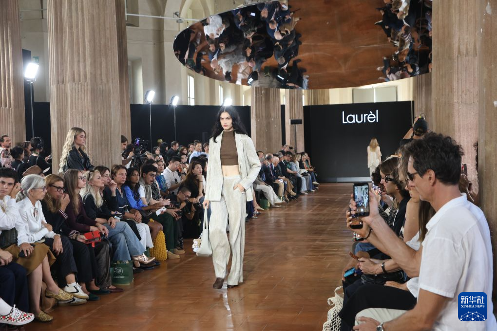 9月22日，模特在意大利米兰展示Laurèl品牌时装。新华社发（米凯莱摄）