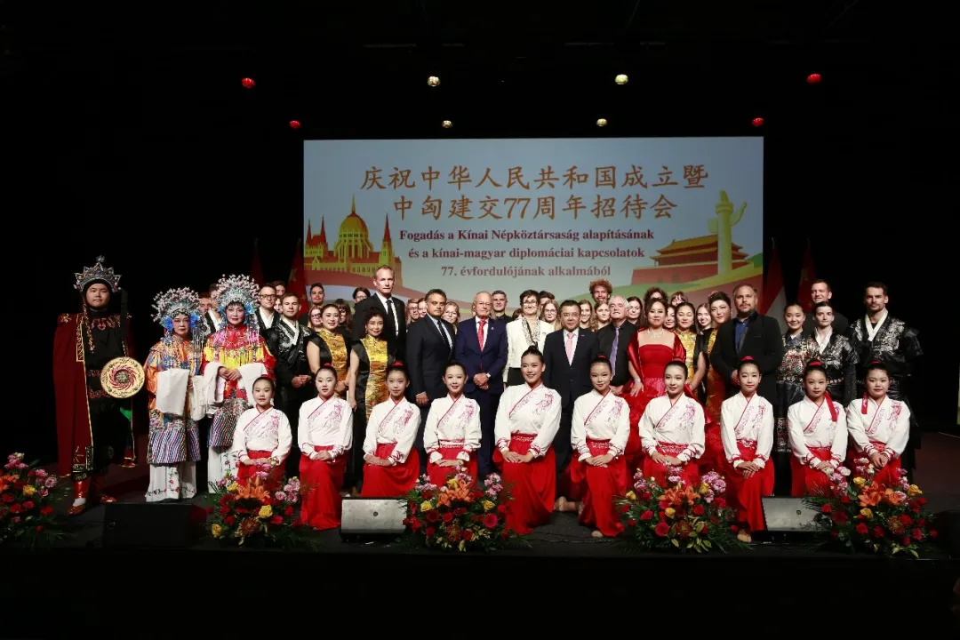 嘉宾合影。中国驻匈牙利大使馆供图