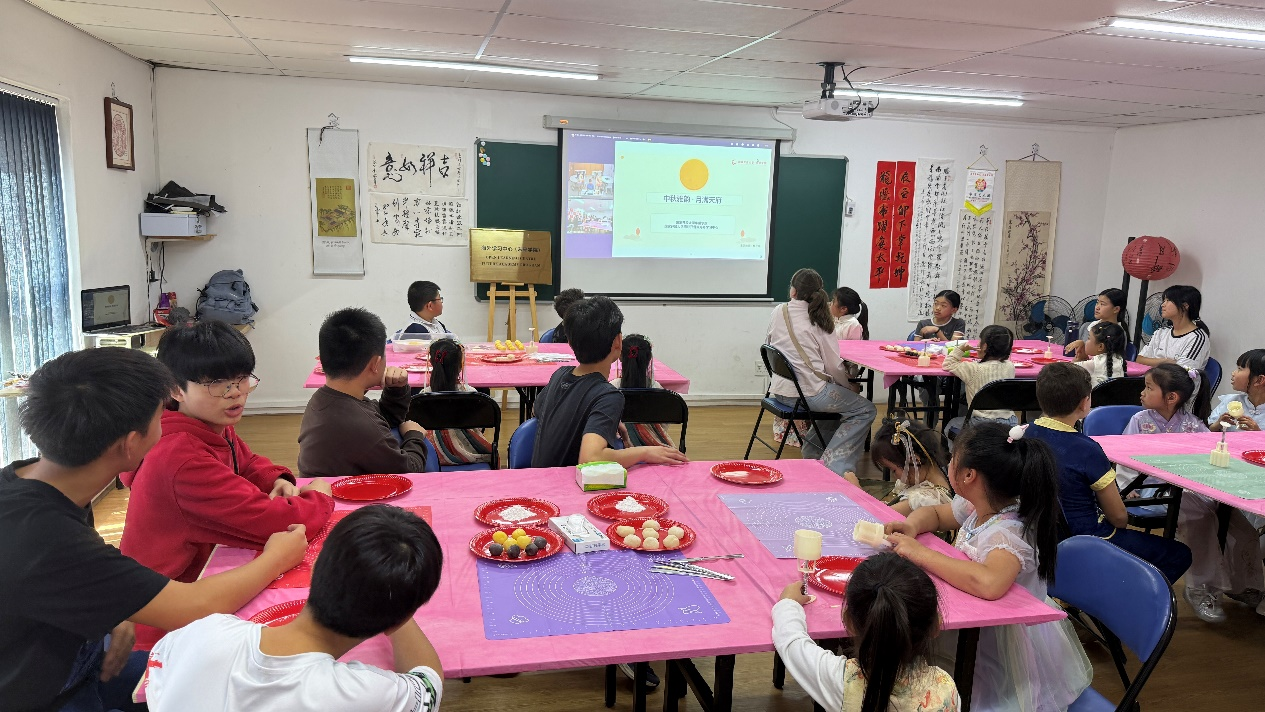 图为当地儿童通过线上连线的方式学习中秋文化。以上图片均为南非开普敦华星艺术团供图