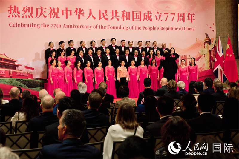 中英两国艺术家与中国使馆合唱团等团体联袂演唱《爱我中华》《今天是你的生日》。杨浩鹏摄