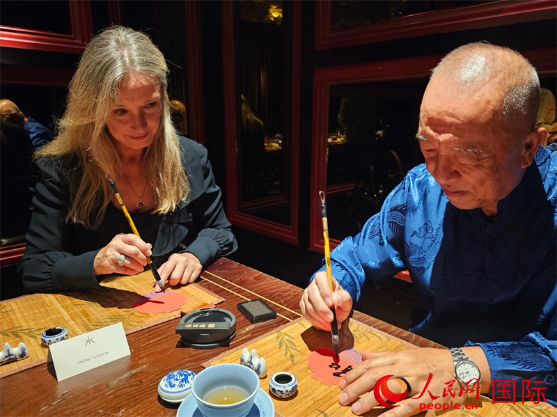 英国伦敦餐厅Hakkasan举行中秋书法工坊活动。徐量摄
