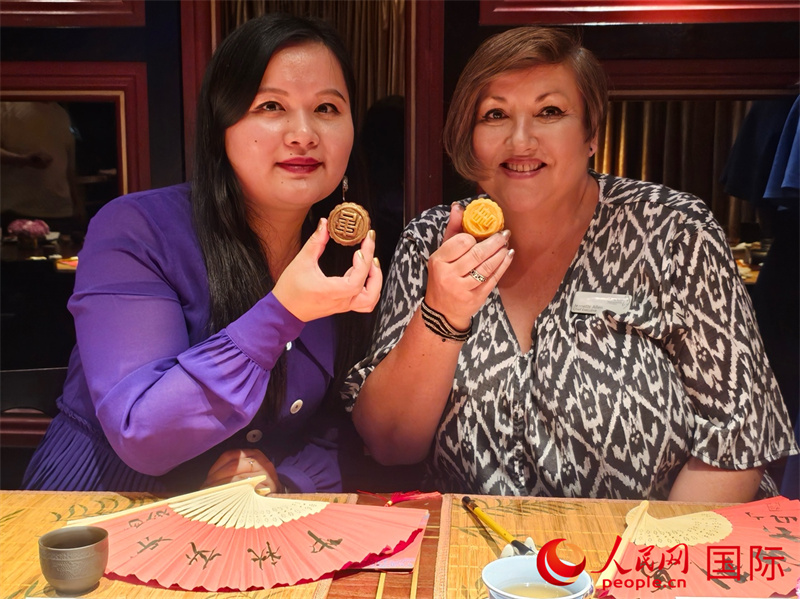 英国本土餐厅唐茶苑推出新式月饼，让当地食客感受中秋文化。人民网 徐量摄