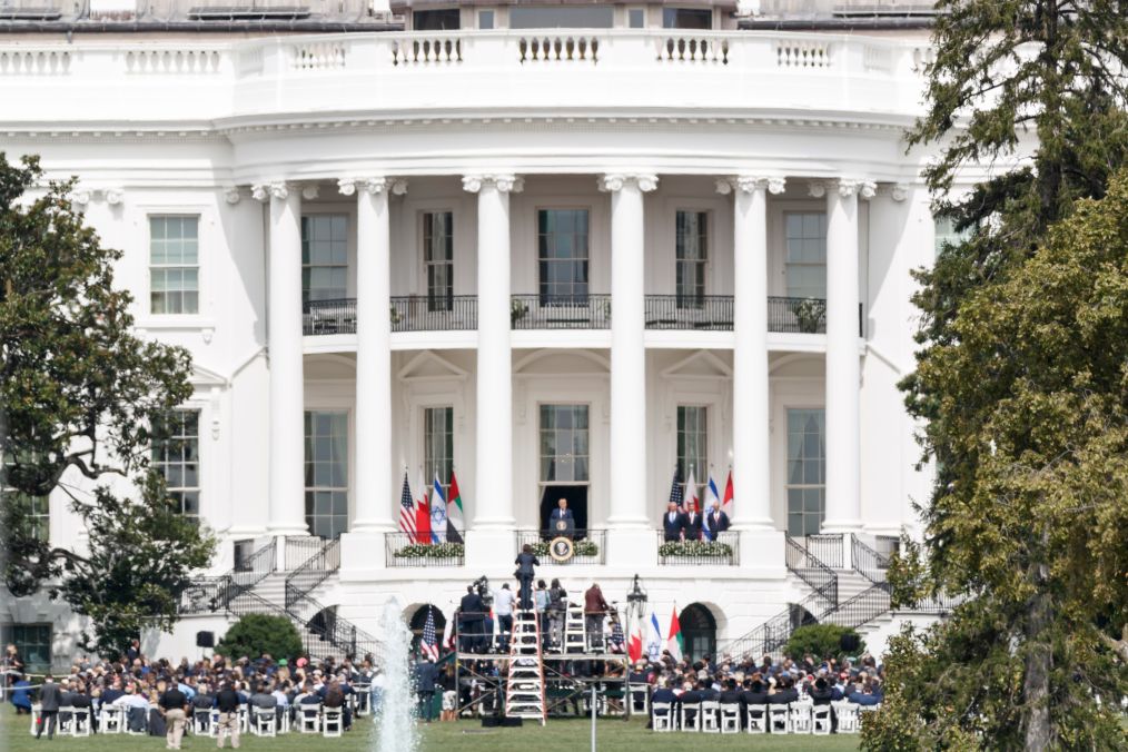 这是2020年9月15日在美国华盛顿白宫拍摄的以色列与阿联酋和巴林关系正常化协议签署仪式。新华社发（沈霆摄）
