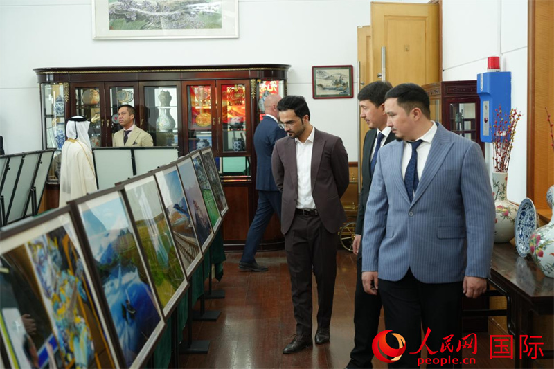 参加招待会嘉宾观看《光影中国》图片展。人民网记者章凯风摄