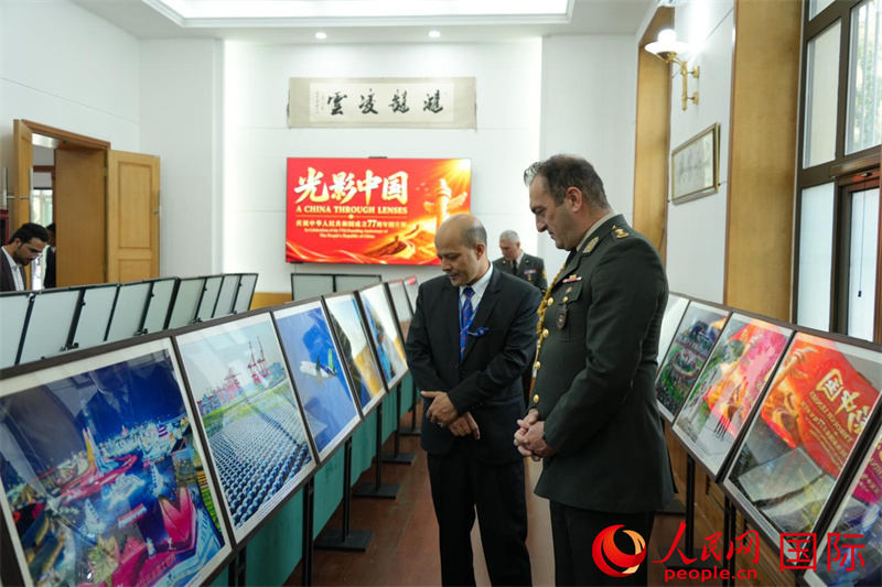 参加招待会嘉宾观看《光影中国》图片展。人民网记者 章凯风摄