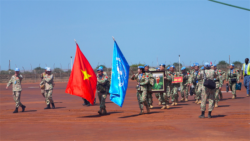 第一批轮换交接的越南工兵抵达联合国阿卜耶伊临时安全部队营区。黄浩摄
