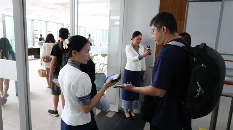 中老铁路首开早间磨丁至万象城际列车