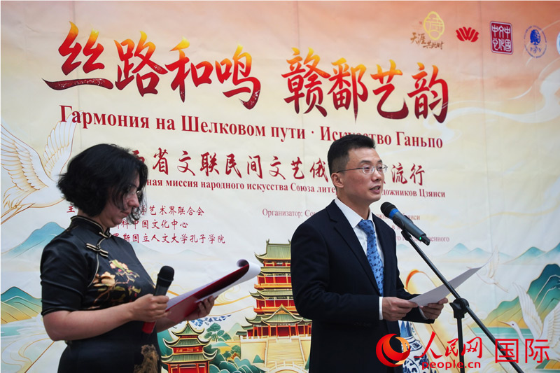 俄罗斯国立人文大学孔子学院举办“丝路和鸣,赣鄱艺韵”中秋文化体验活动。人民网实习生 马明溪摄