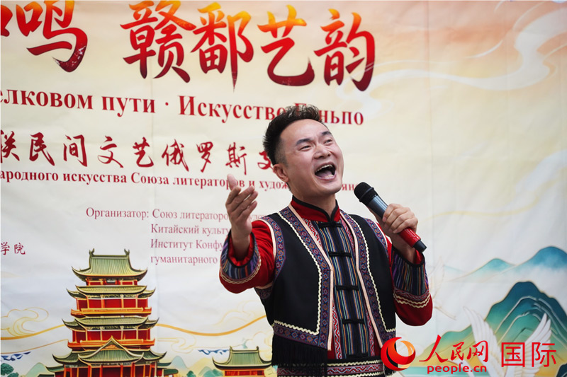 瑞金民歌非遗传承人“客家山歌王”刘果林演唱的客家山歌。人民网实习生 马明溪摄