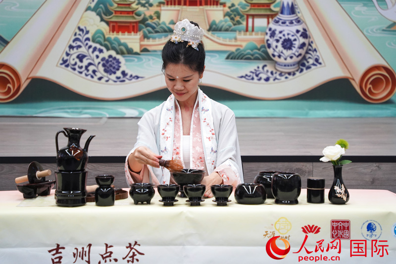 吉州点茶非遗传承人吴双伶展示传统点茶技术。人民网实习生 马明溪摄