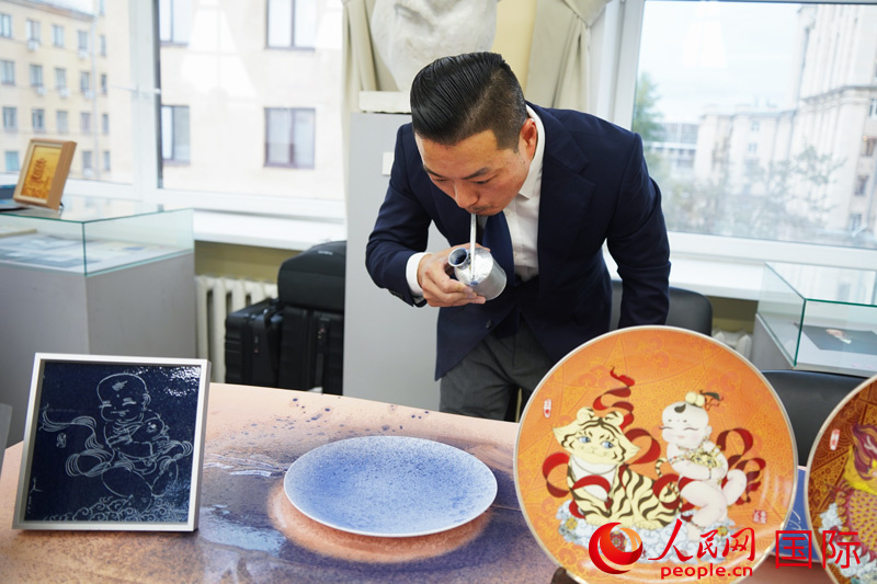 文化体验区的陶瓷洒蓝划花技艺展示。人民网实习生 马明溪摄
