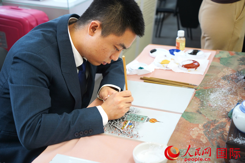 文化体验区的陶瓷粉彩雪景山水技艺展示。人民网实习生 马明溪摄