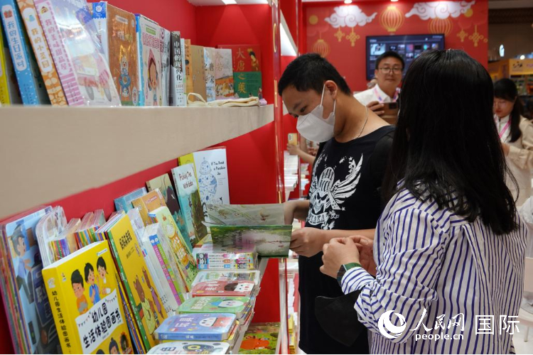 印尼读者正在阅读中国图书。人民网记者 曹师韵摄