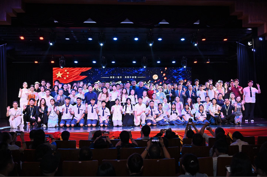 图为晚会现场合影。主办方提供