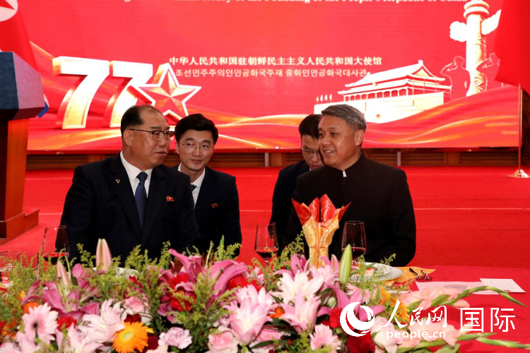 招待会期间,王亚军大使与金亨植委员长亲切交谈。人民网记者 刘融摄