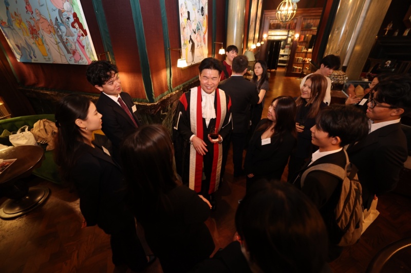 汤文龙和英国高校学生代表分享从业经验。主办方供图