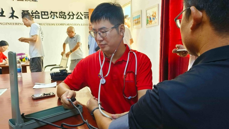 义诊现场。中土集团供图