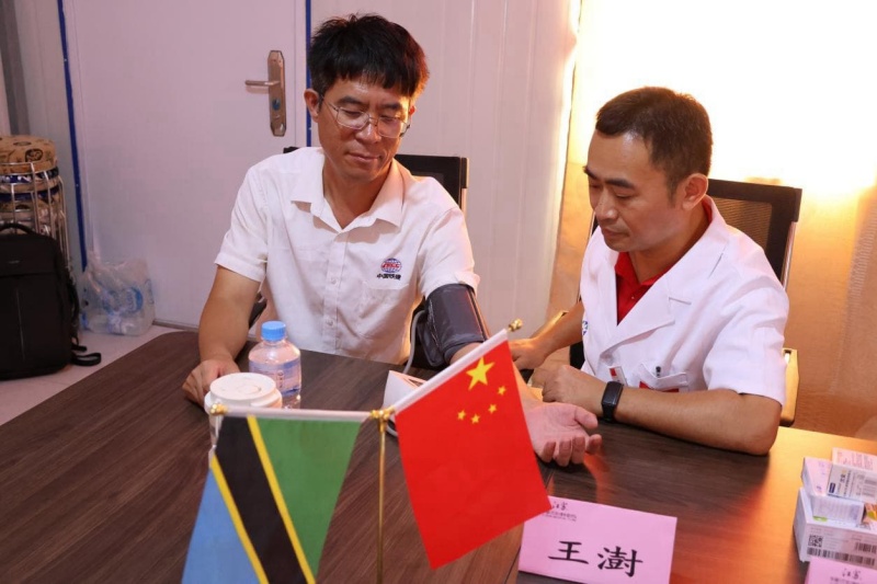 义诊现场。中土集团供图