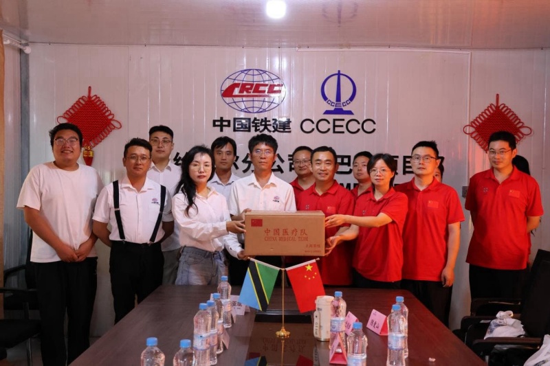 医疗队向中企项目捐赠常用药品。中土集团供图