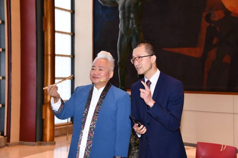2、中国当代五弦琵琶演奏家方锦龙向观众们展示与讲解多种中国古代乐器。 主办方供图
